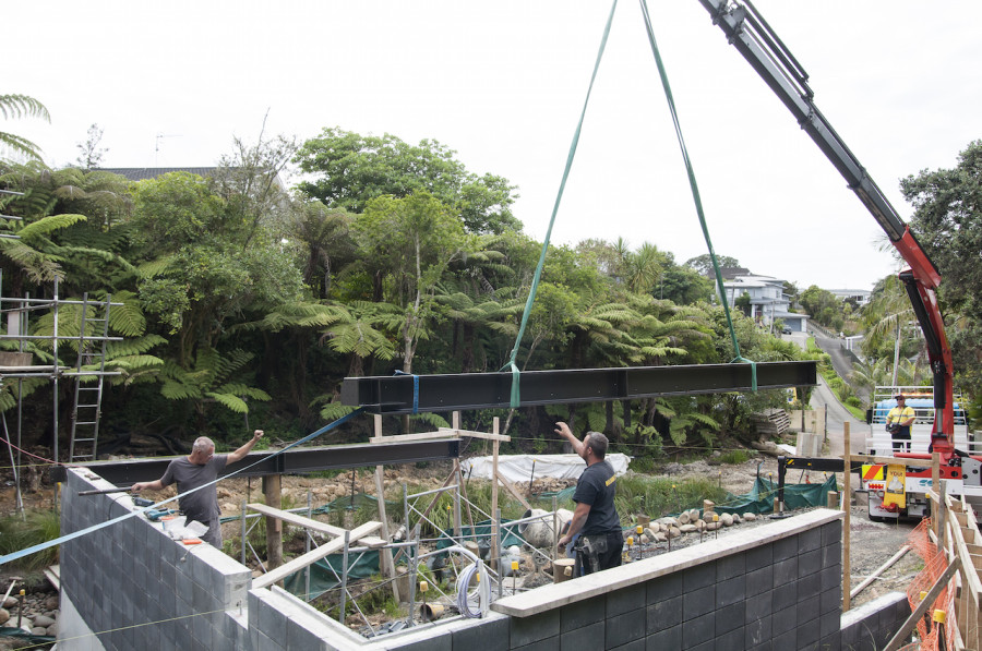 Finally the hiab backed down the drive with our steel on it and lowered it into place.