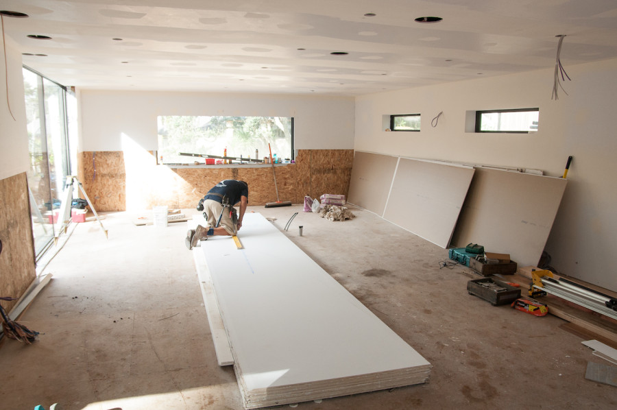 Finally with the pod fully watertight, the guys could line the walls with plasterboard. Which has made an amazing difference to the vibe of the space. 